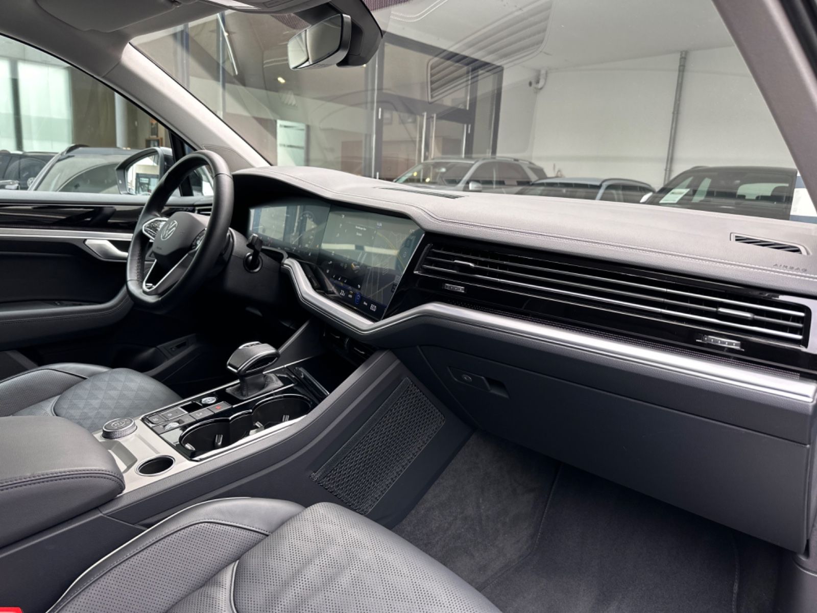 Volkswagen Touareg 3.0 TDI 4M Elegance - Samsaru's Car Outlet