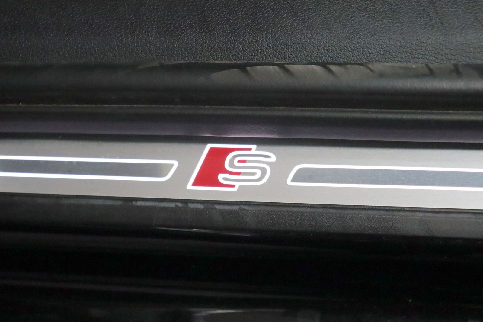 Audi A4 Lim. 40 TFSI Quattro S Line - Samsaru's Car Outlet