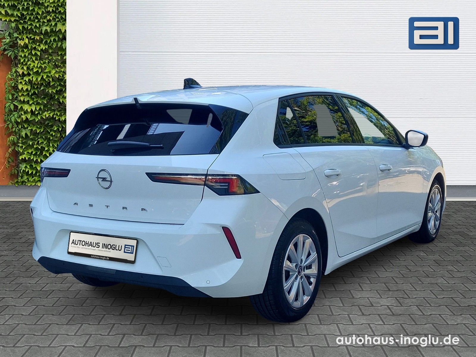 Opel Astra 1.2 Business Edition - Samsaru's Car Outlet