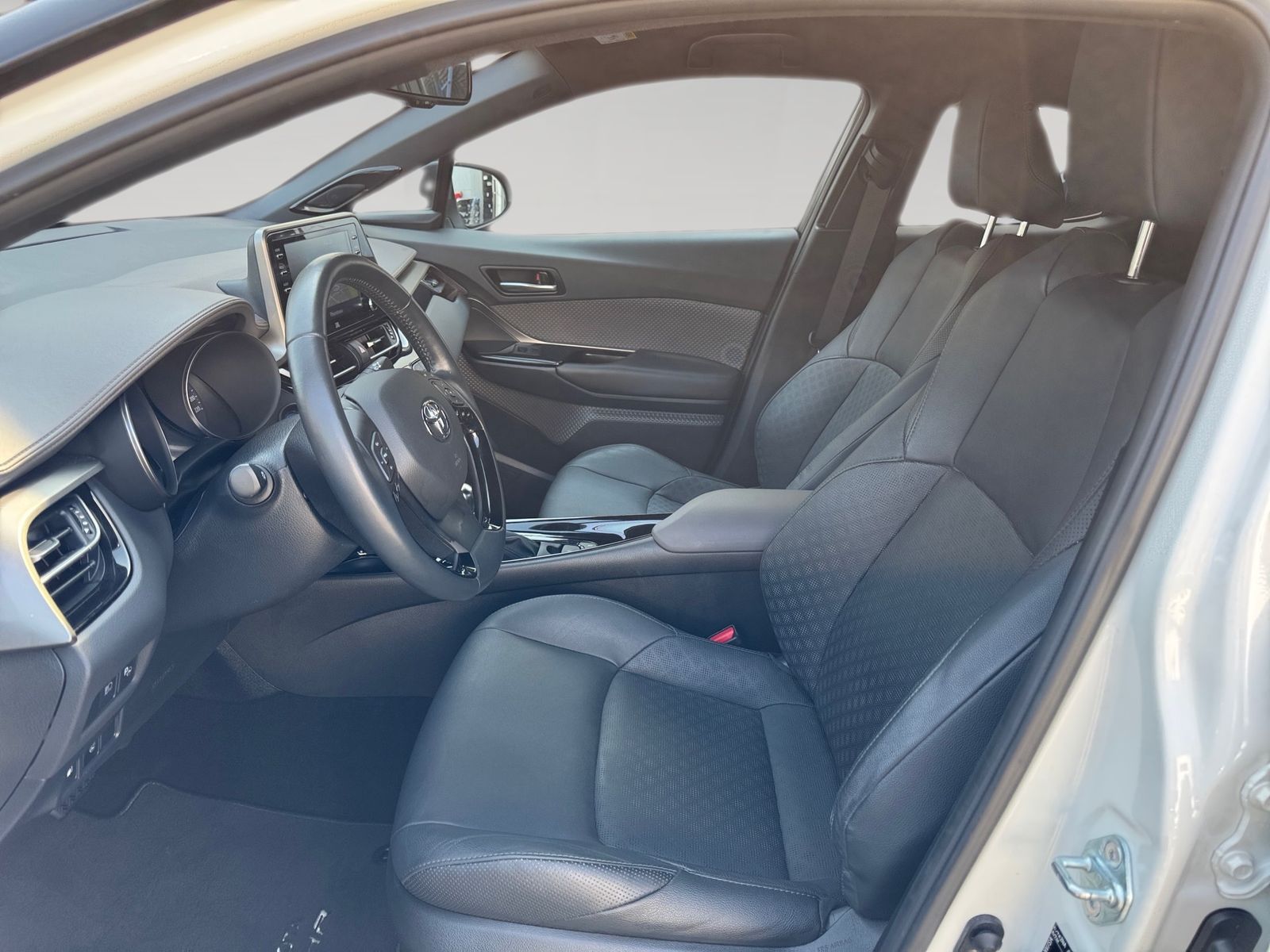 Toyota C-HR 2.0 Hybrid Lounge - Samsaru's Car Outlet