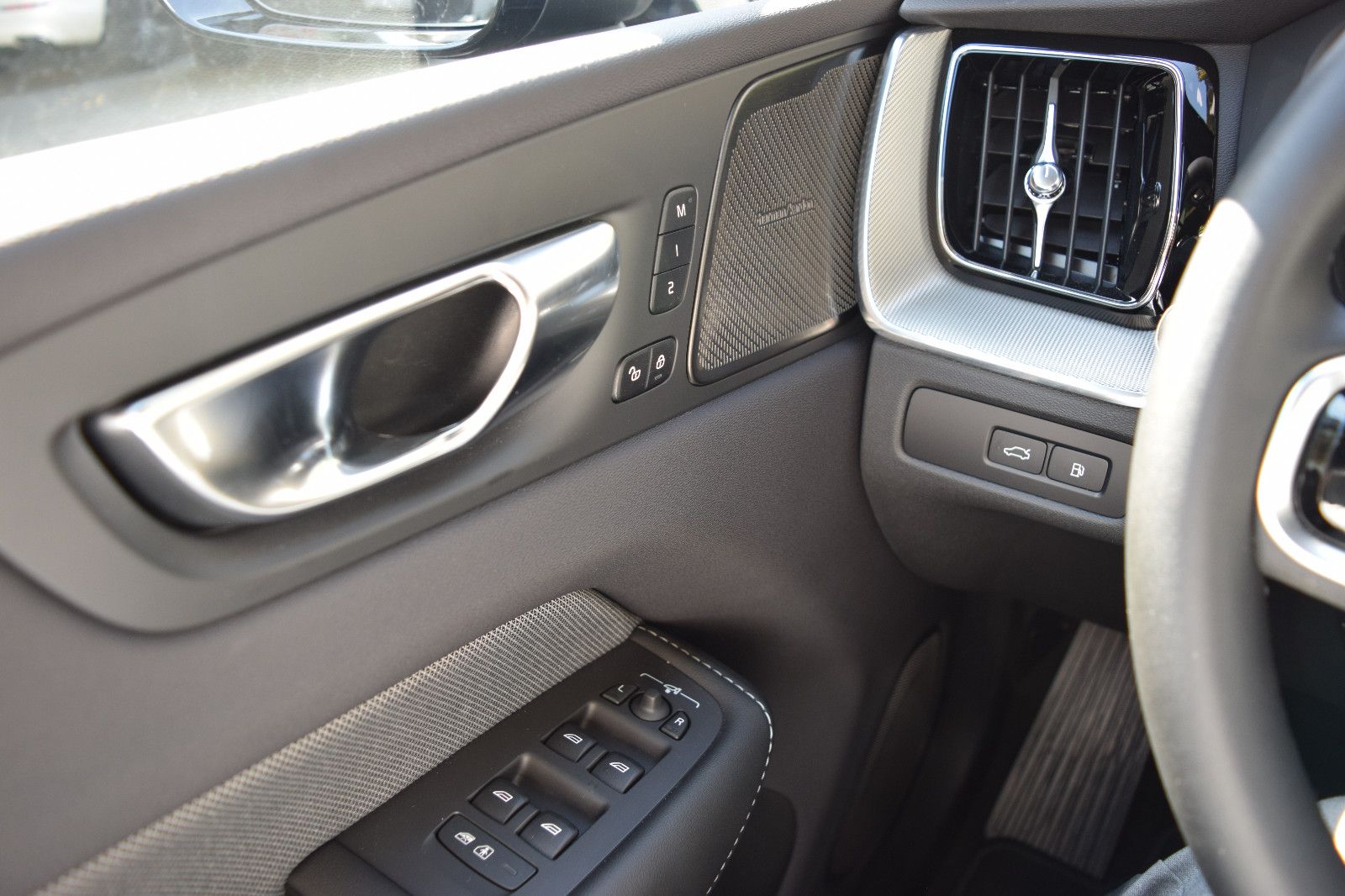 Volvo XC60 T6 AWD Black Edition - Samsaru's Car Outlet