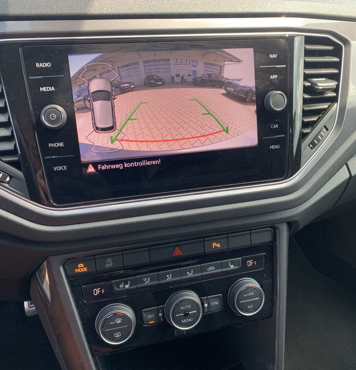 Volkswagen T-Roc 1.5 TSI Sport - Samsaru's Car Outlet
