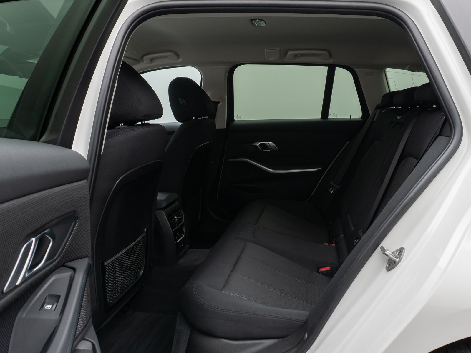 BMW 330e - Samsaru's Car Outlet