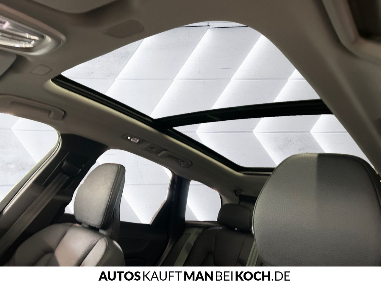 Volvo XC60 B4D Ultimate Dark AWD - Samsaru's Car Outlet