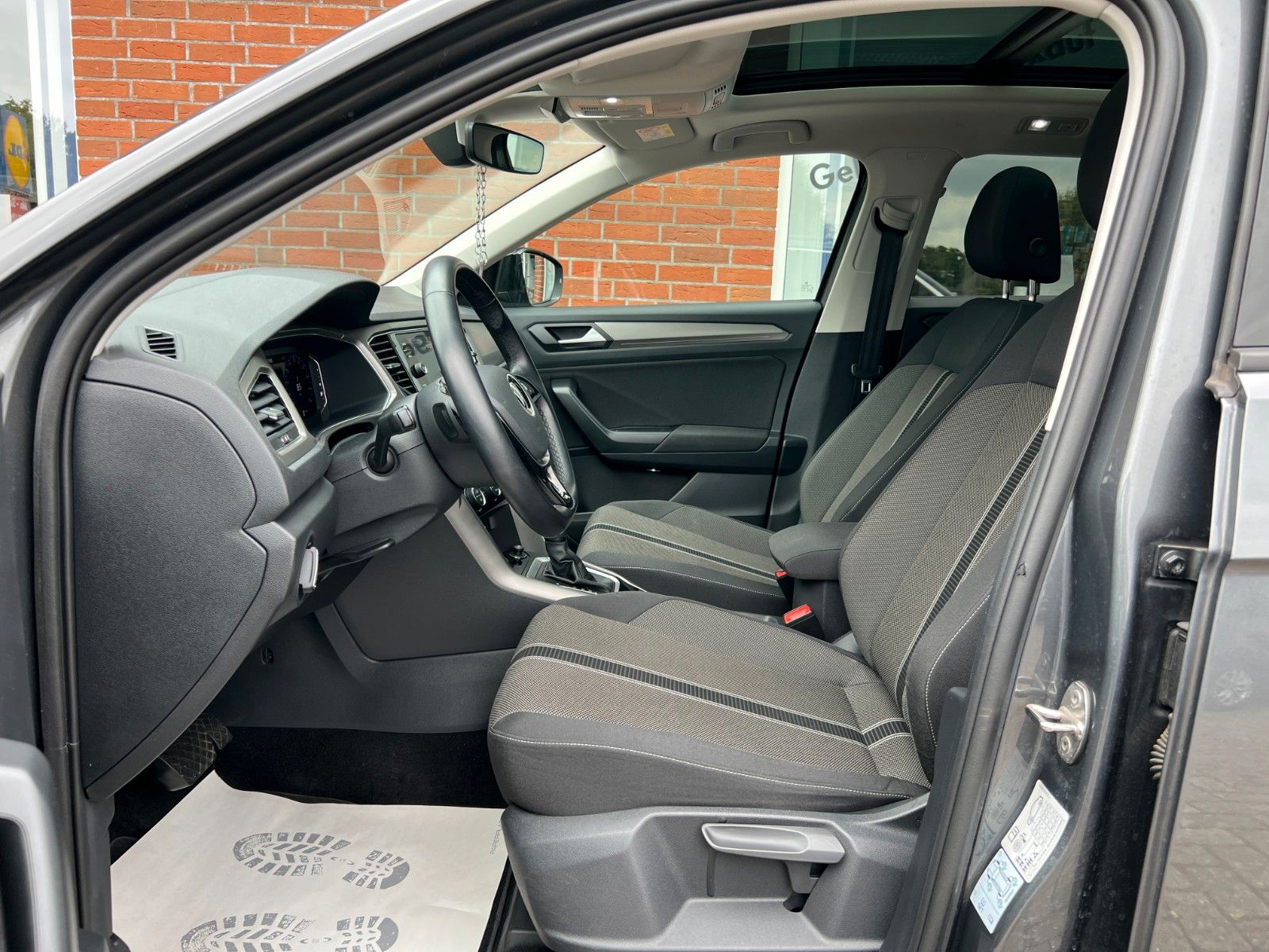 Volkswagen T-Roc Style 1.5TSi DSG R-Line - Samsaru's Car Outlet