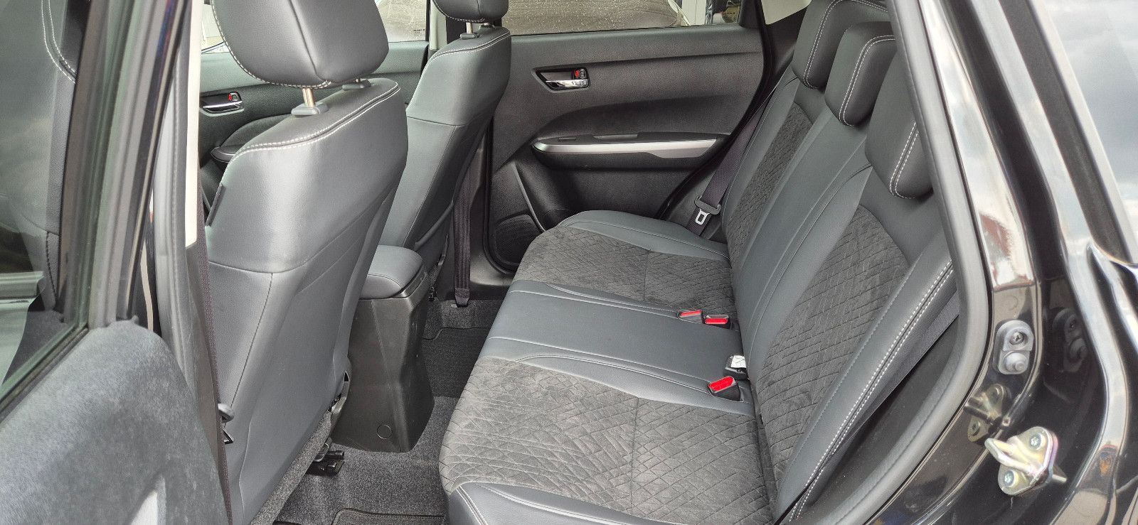 Suzuki Vitara 1.4 BOOSTERJET Hybrid Comfort+ - Samsaru's Car Outlet