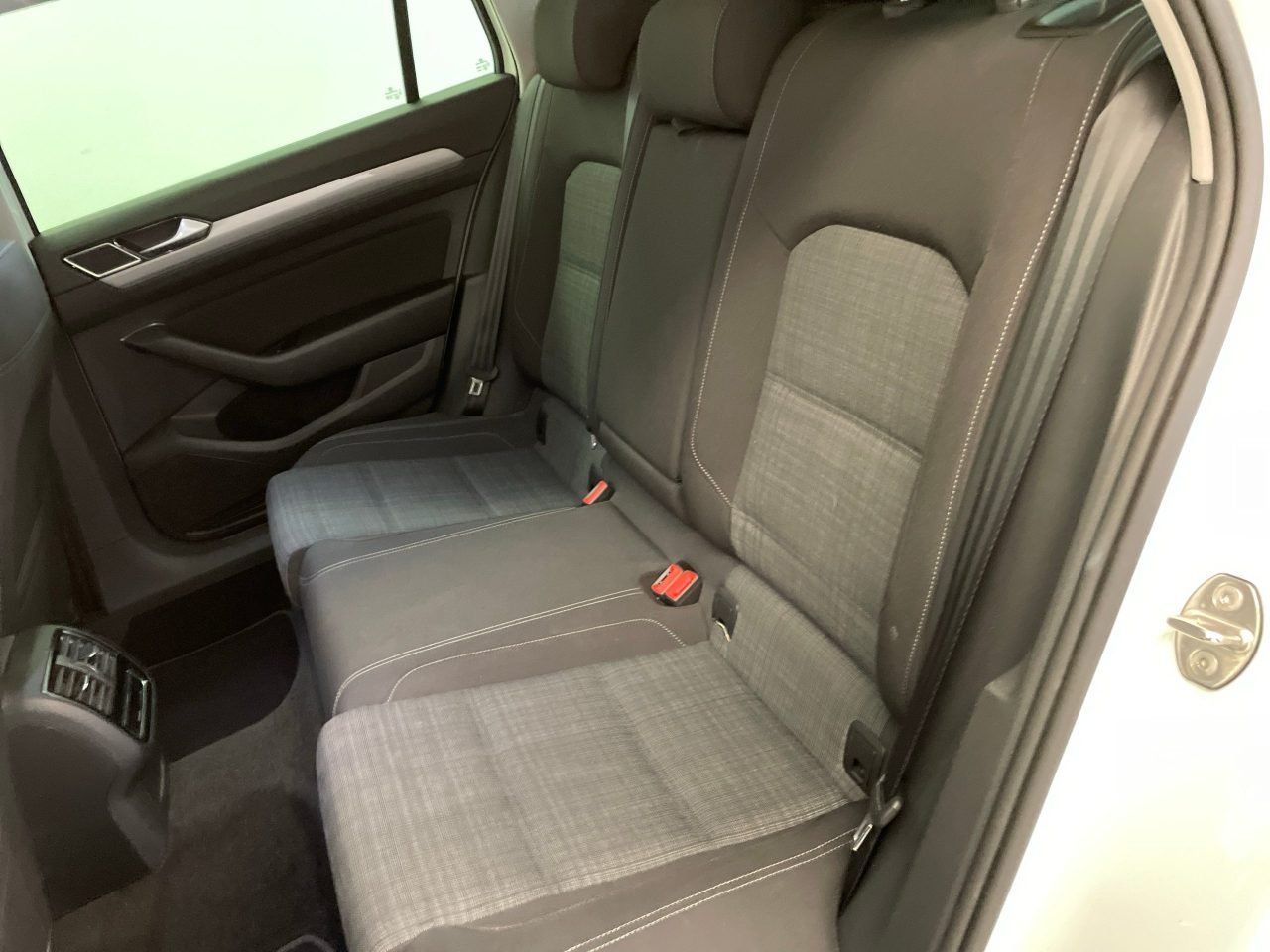 Volkswagen Passat Variant 2.0 TDI Business - Samsaru's Car Outlet