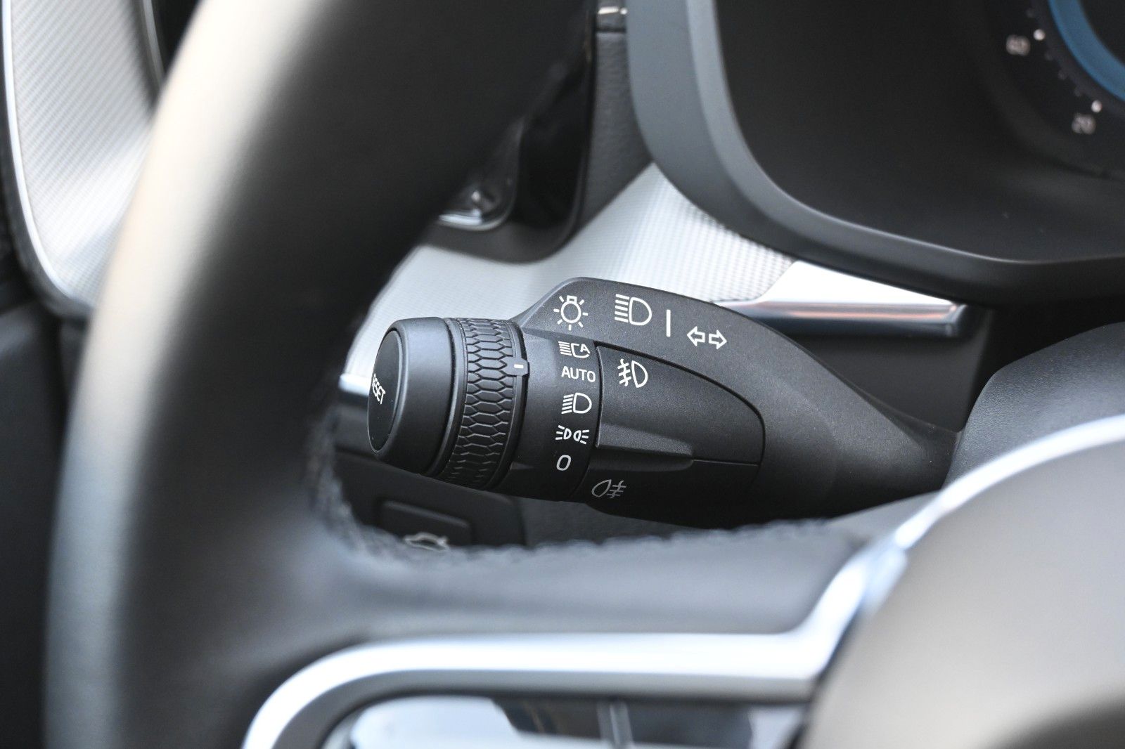 Volvo XC60 B5D AWD R-Design*LUFT*360*H&K*STHZ*HUD*QI