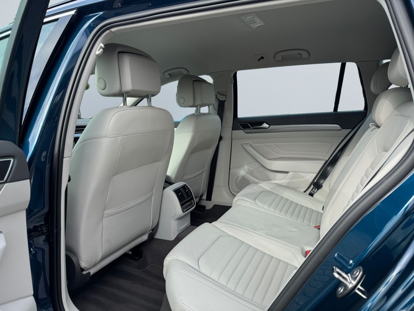 Volkswagen Passat 2.0 TDI DSG Business - Samsaru's Car Outlet