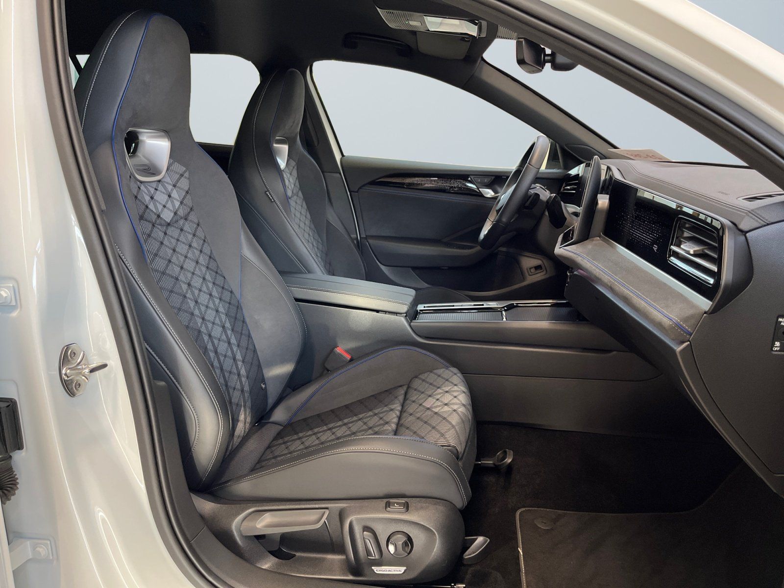 Volkswagen Passat Variant R-Line 2.0 TDI DSG 4Motion AHK DC