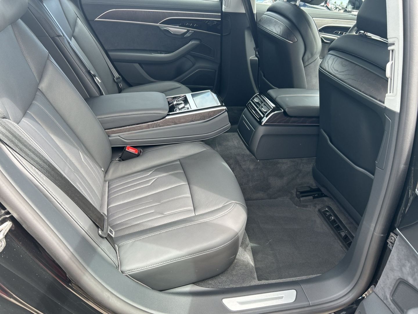 Audi A8 60 TFSI e quattro - Samsaru's Car Outlet