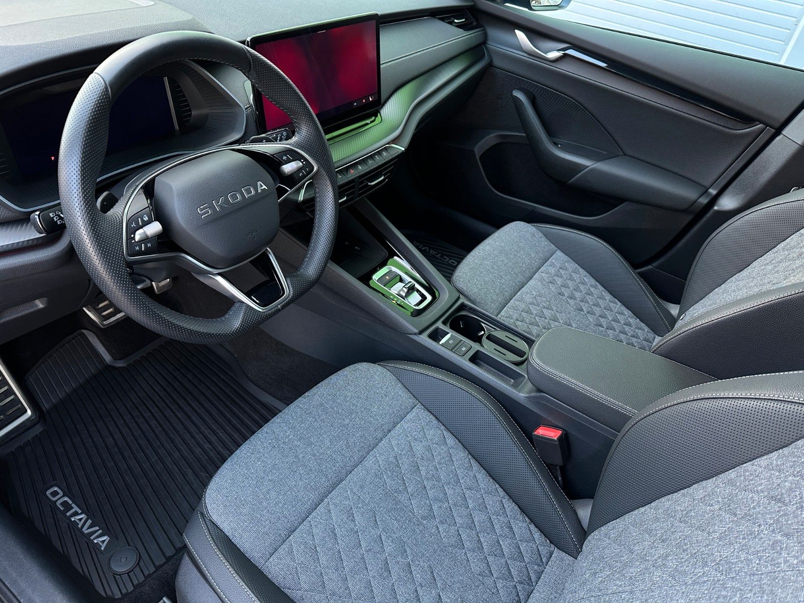 Skoda 204PS 4x4 DSG Sportline NAVI KAMERA eHK LM18"AHK