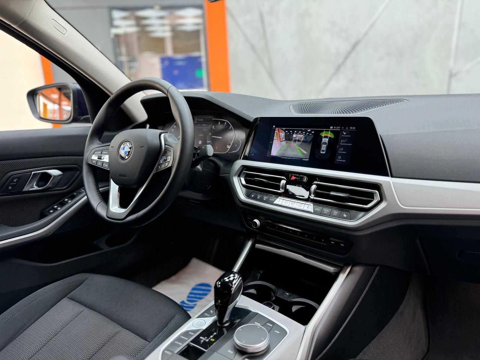 BMW 320i Advantage - Samsaru's Car Outlet