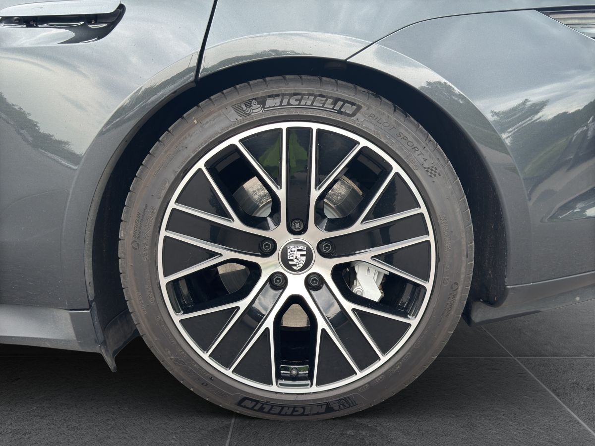Porsche Taycan Turbo Sport Turismo | Hinterachslenkung |