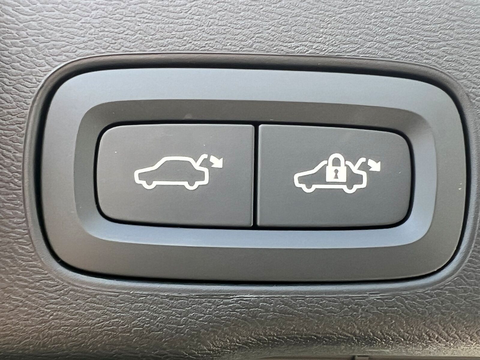 Volvo XC60 T6 Plus Dark AHK|PANO|20"|LEDER|FLED|