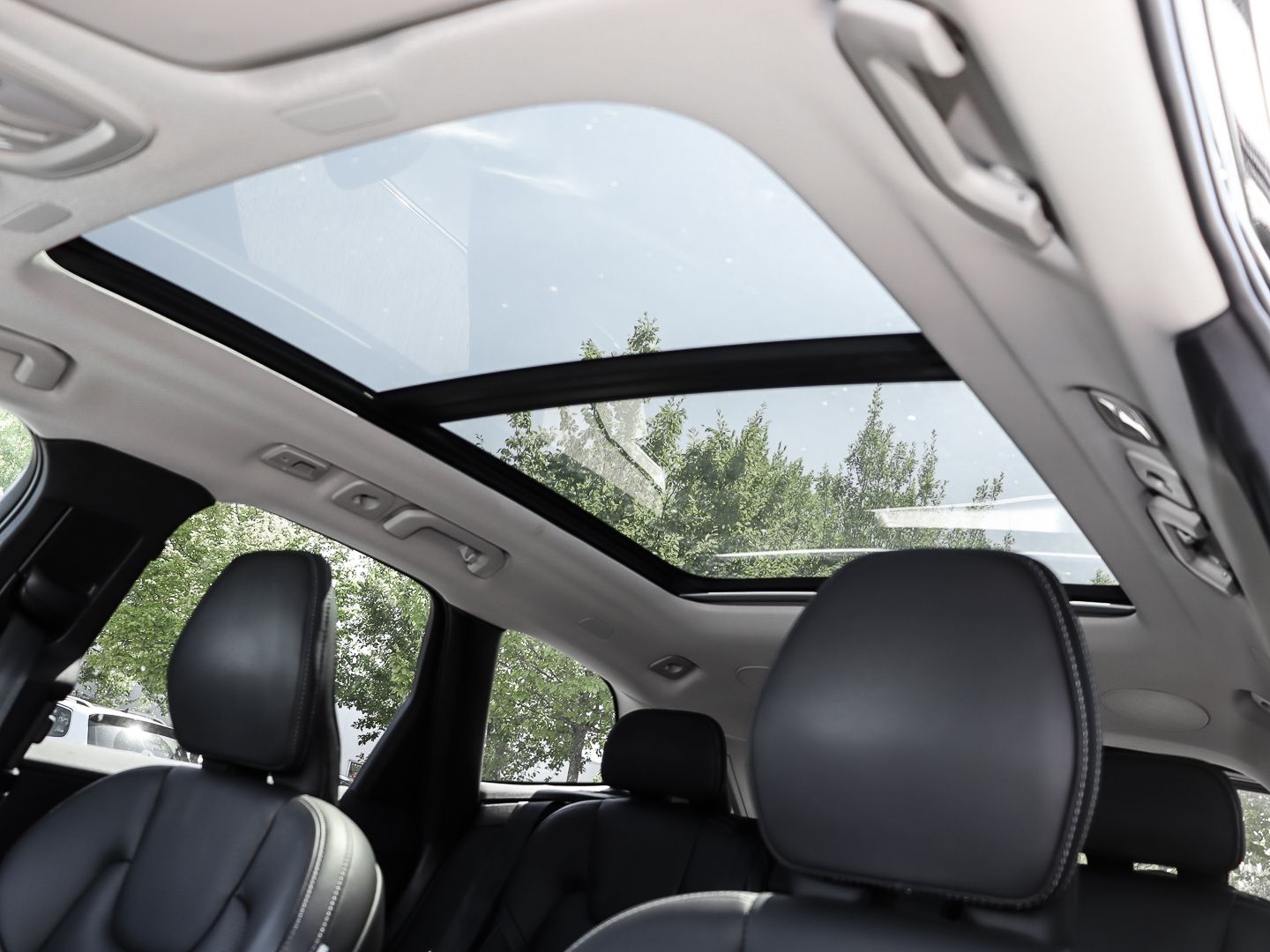 Volvo XC60 Plus Dark Recharge Plug-In Hybrid AWD T8 Tw