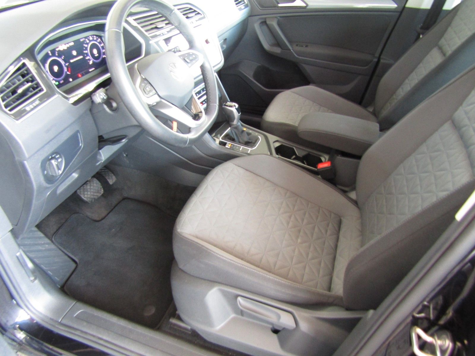 Volkswagen Tiguan 1.4 TSI Life eHybrid Plug-in - Samsaru's Car Outlet