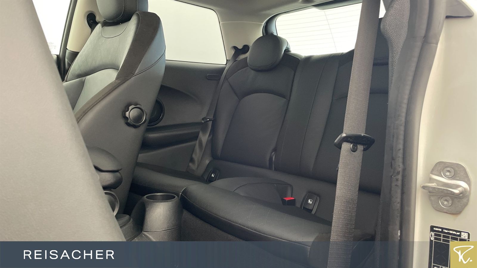 MINI Cooper SE Classic Trim - Samsaru's Car Outlet