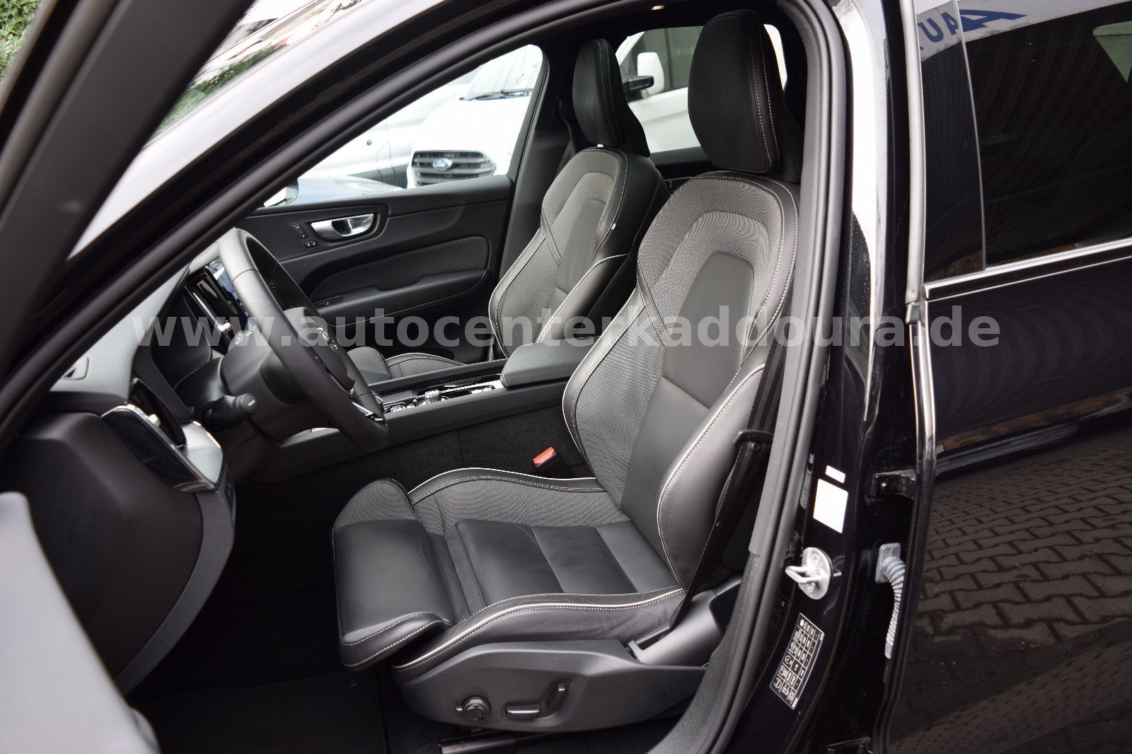 Volvo XC60 T6Plus Black Edition - Samsaru's Car Outlet