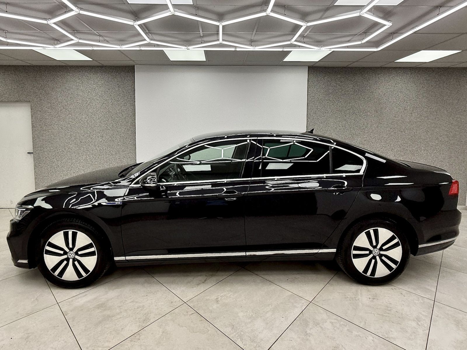 Volkswagen Passat GTE 1.4 Limousine - Samsaru's Car Outlet