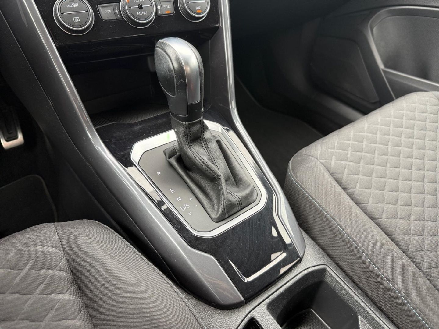 Volkswagen T-Roc IQ.DRIVE 1.5 TSI DSG - Samsaru's Car Outlet