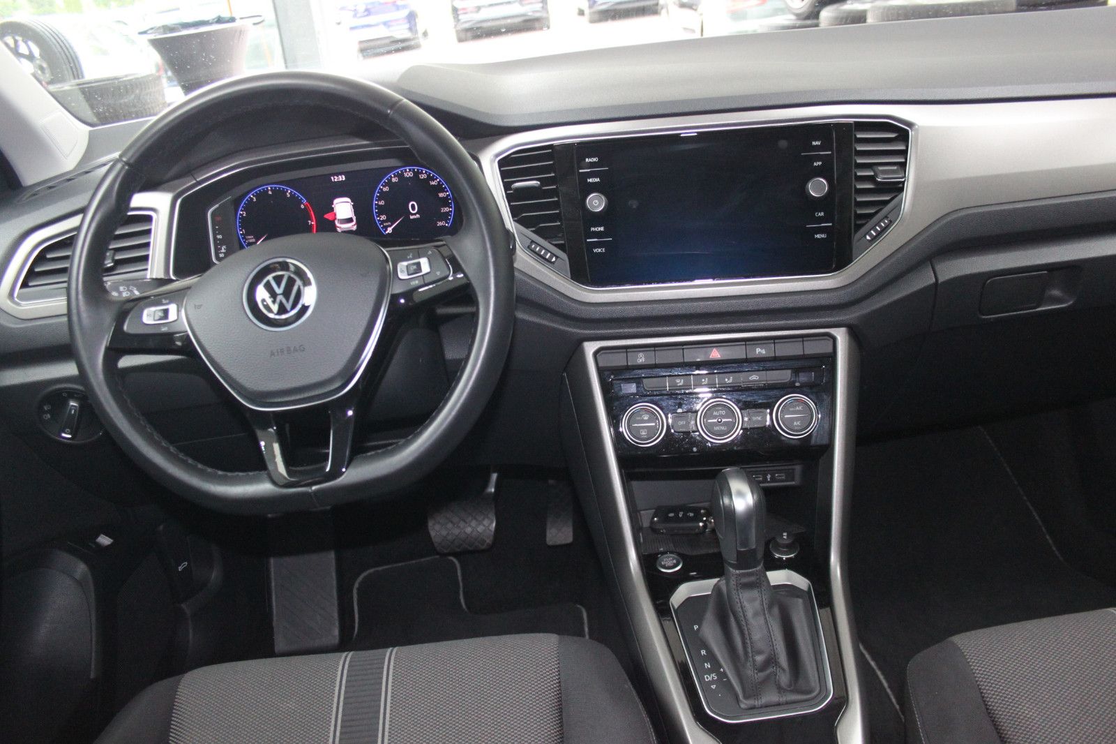 Volkswagen T-Roc R-Line DSG - Samsaru's Car Outlet