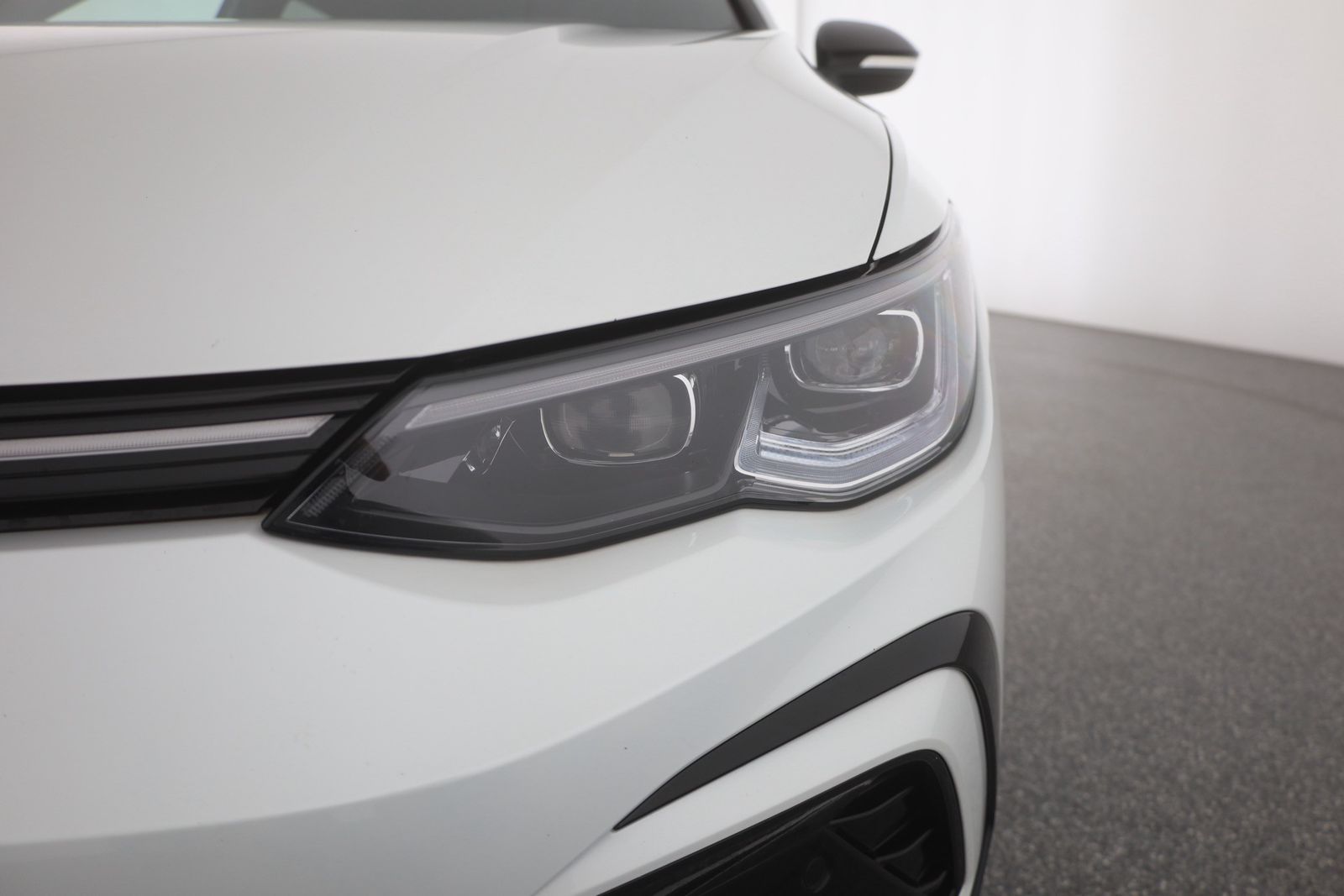 Volkswagen Golf VIII Variant 2.0 TSI DSG R-Line - Samsaru's Car Outlet