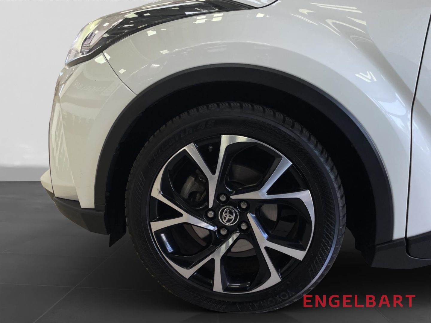Toyota C-HR 1.8 Hybrid Lounge - Samsaru's Car Outlet