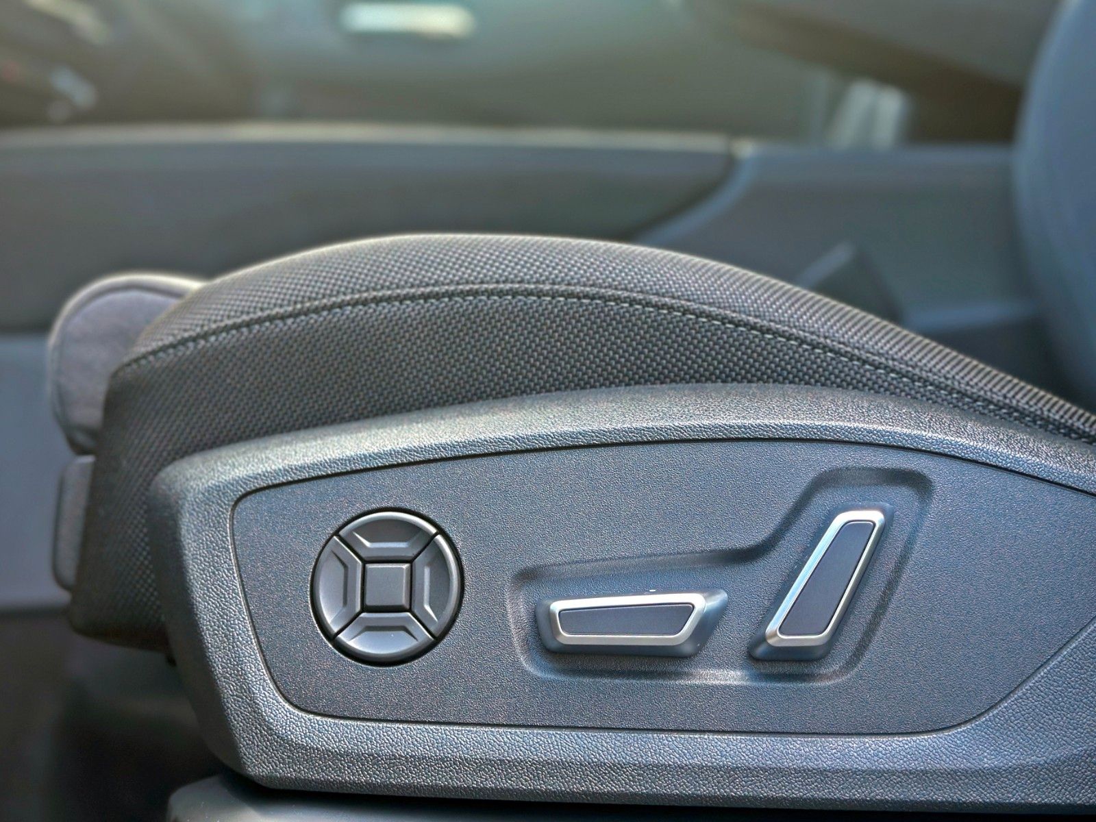 Audi Q3 SUV e-hybrid AHK S-LINE PANO TECH PRO MATRIX