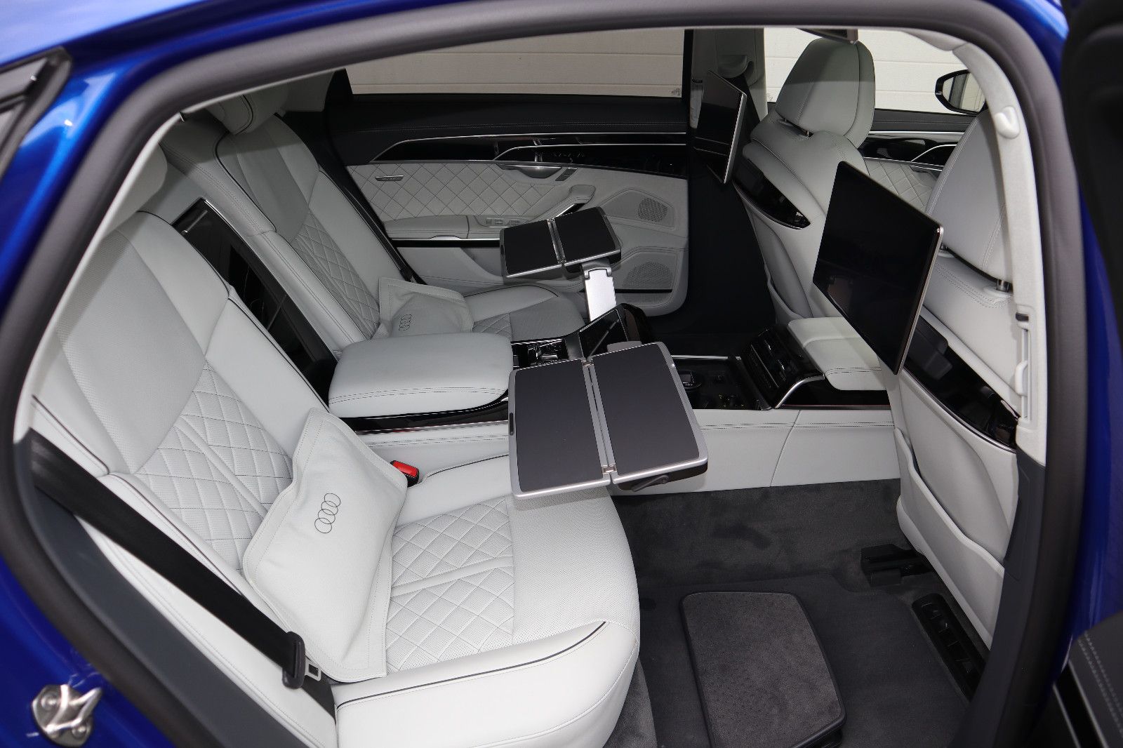 Audi A8L 60 TFSI V8 qu lang exclusive - Samsaru's Car Outlet