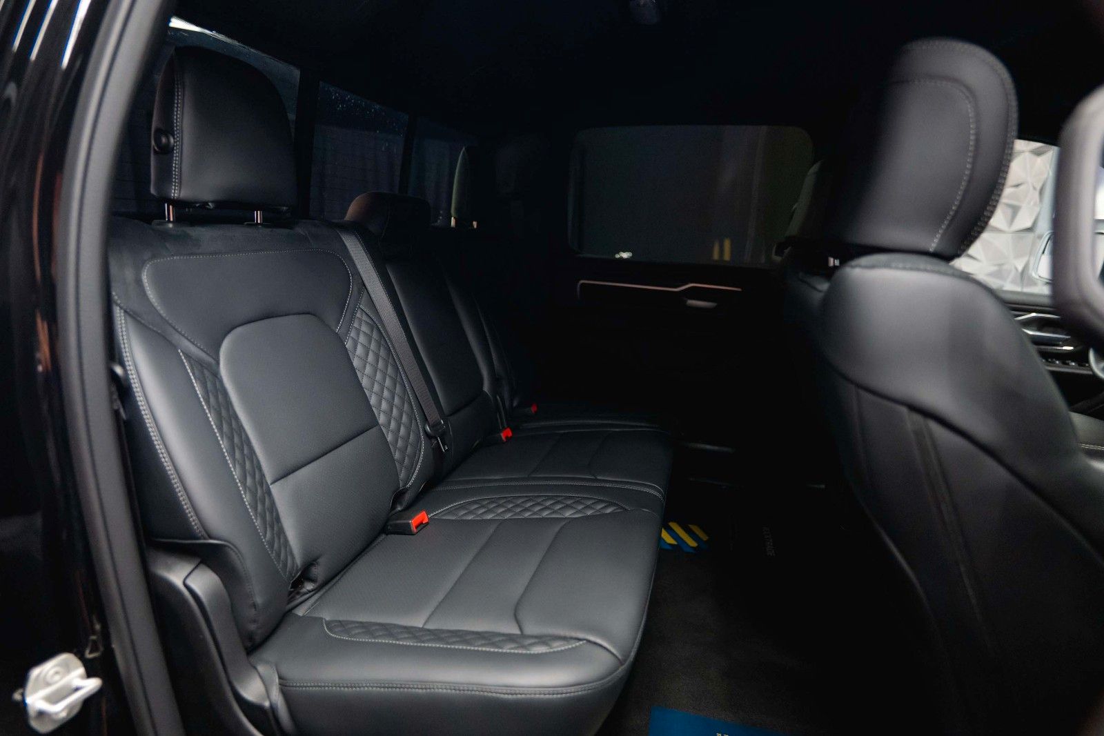 Dodge RAM 5.7 V8 HEMI 4x4 OFFROAD Night Limited 19%