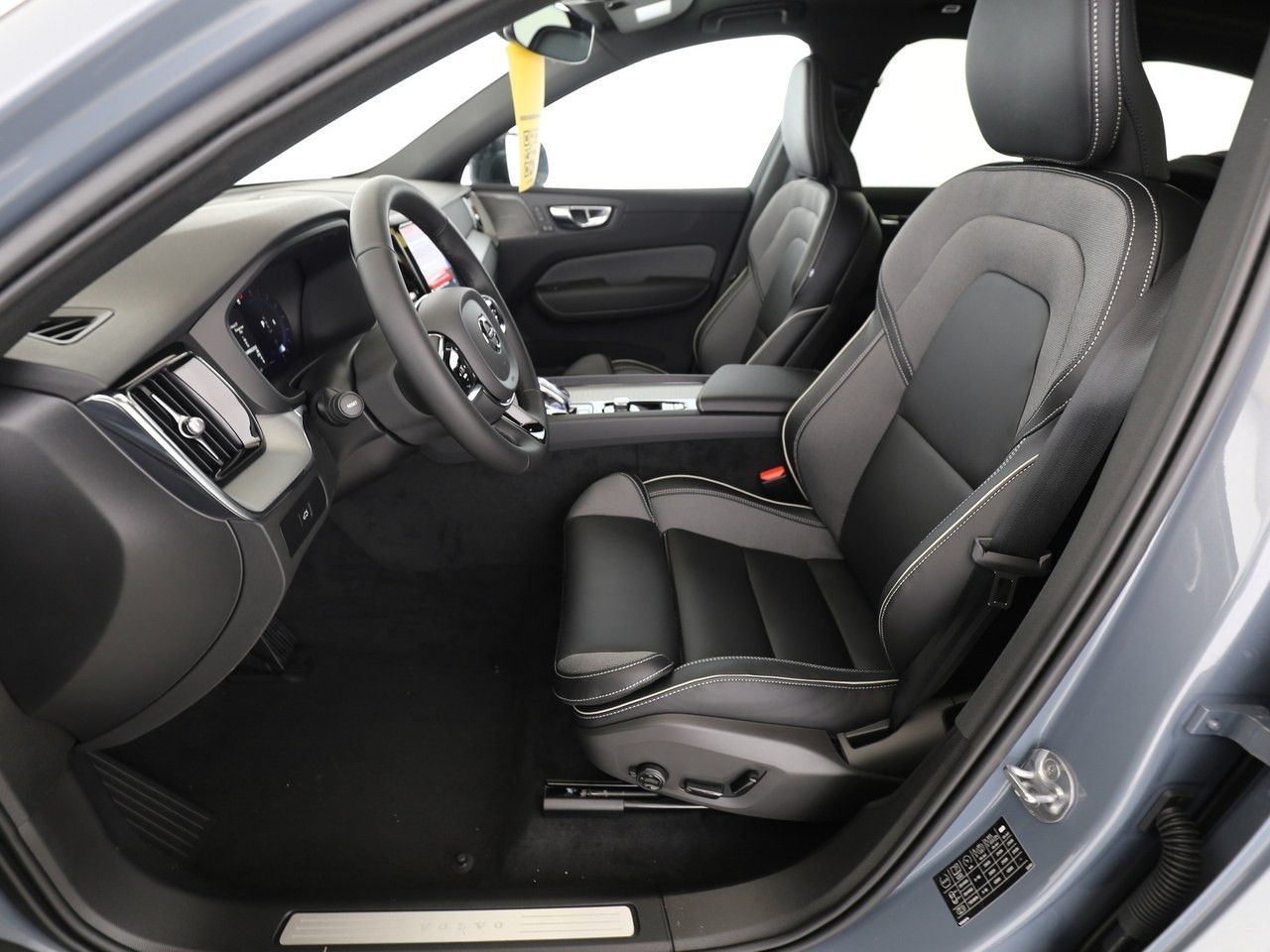 Volvo XC60 B4 Plus Dark 2WD - Samsaru's Car Outlet