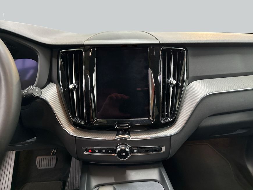 Volvo XC60 B5 B AWD Core Leder SiH GJR Win Licht 19''