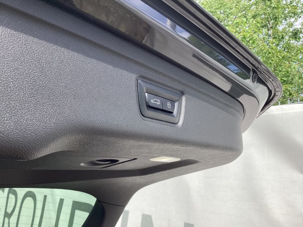 BMW 330 i xDrive Tour M-Sport Pano AHK 19''SRneu HUD