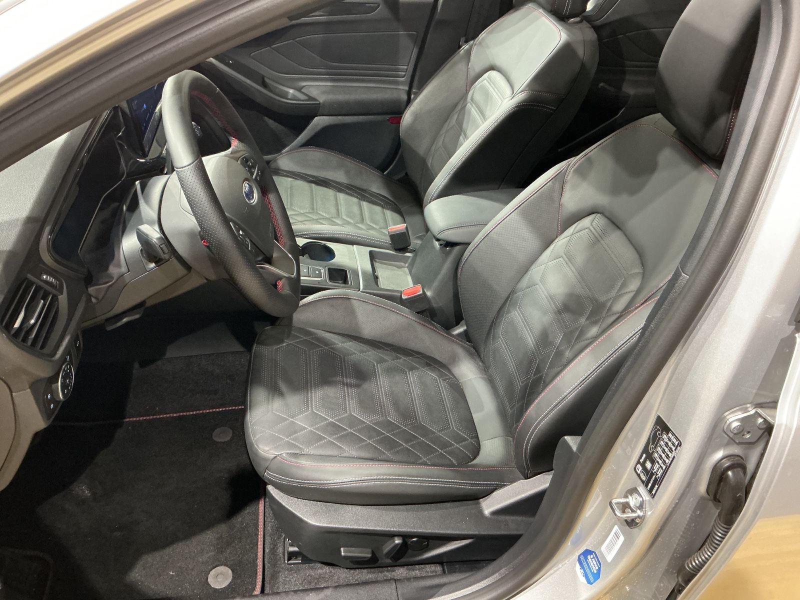 Ford Focus Turnier ST-Line X*B&O*SHZ*LHZ*PANO*LED*
