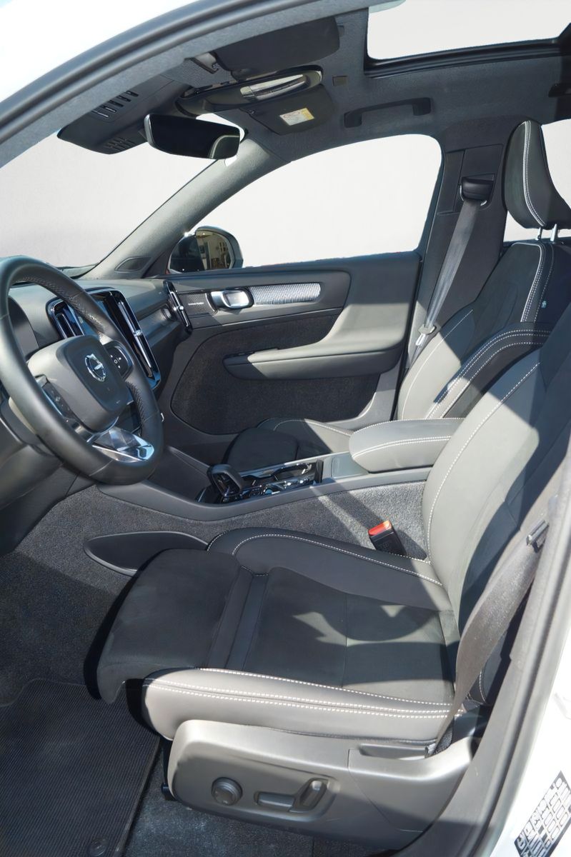 Volvo XC40 B4 Benzin 2WD Ultra Dark - Samsaru's Car Outlet