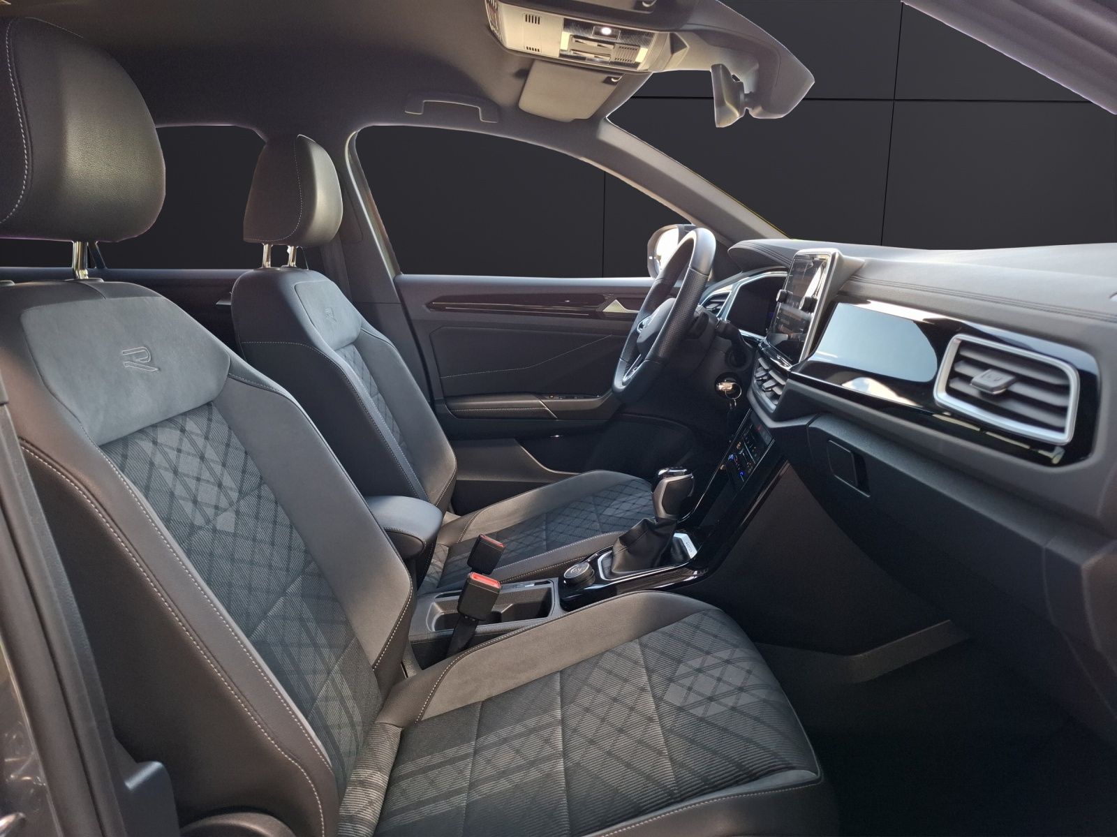 Volkswagen T-Roc TSI R-Line DSG 4M - Samsaru's Car Outlet