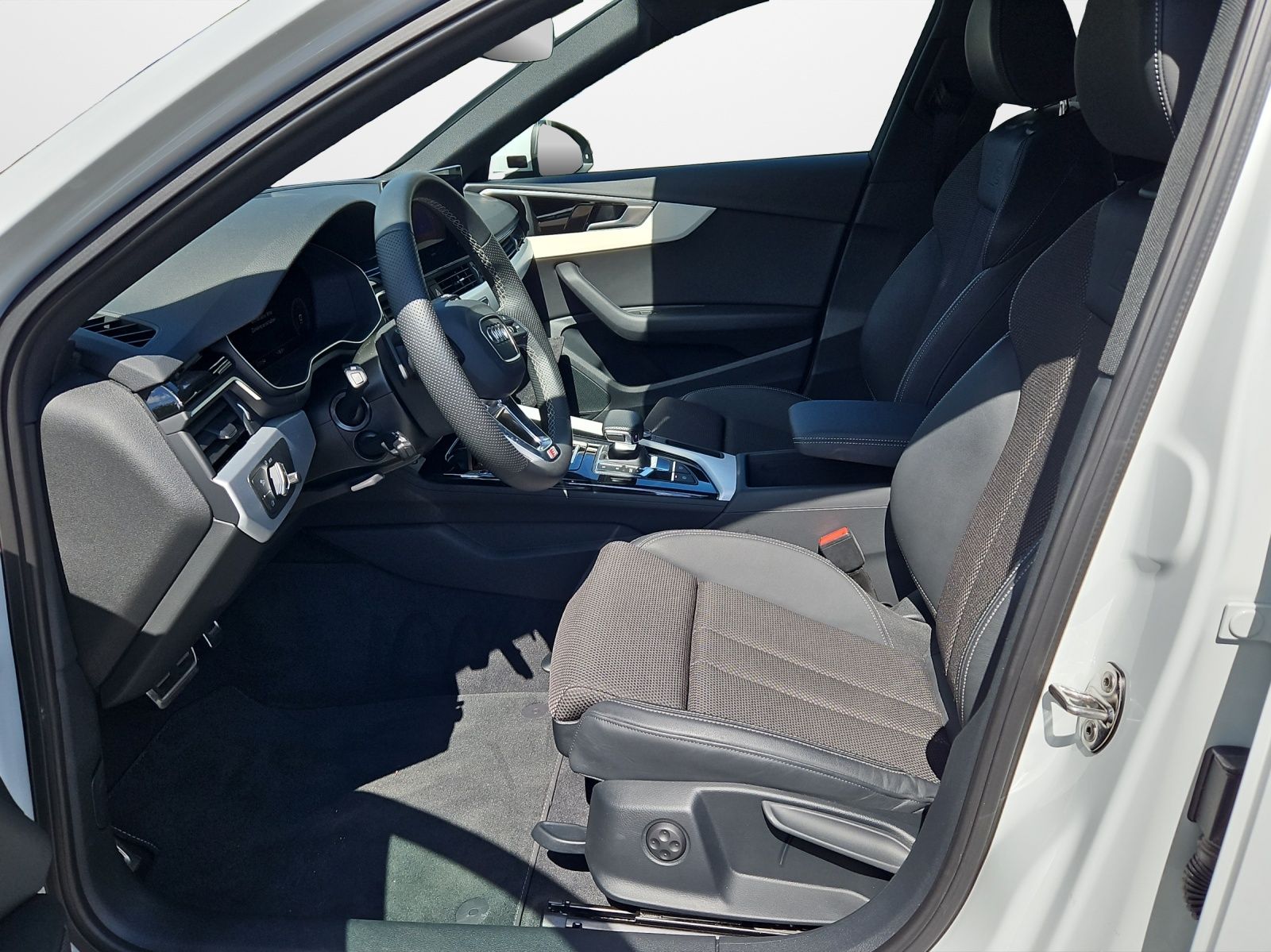Audi A4 Avant 35 TFSI S tronic S line - Samsaru's Car Outlet