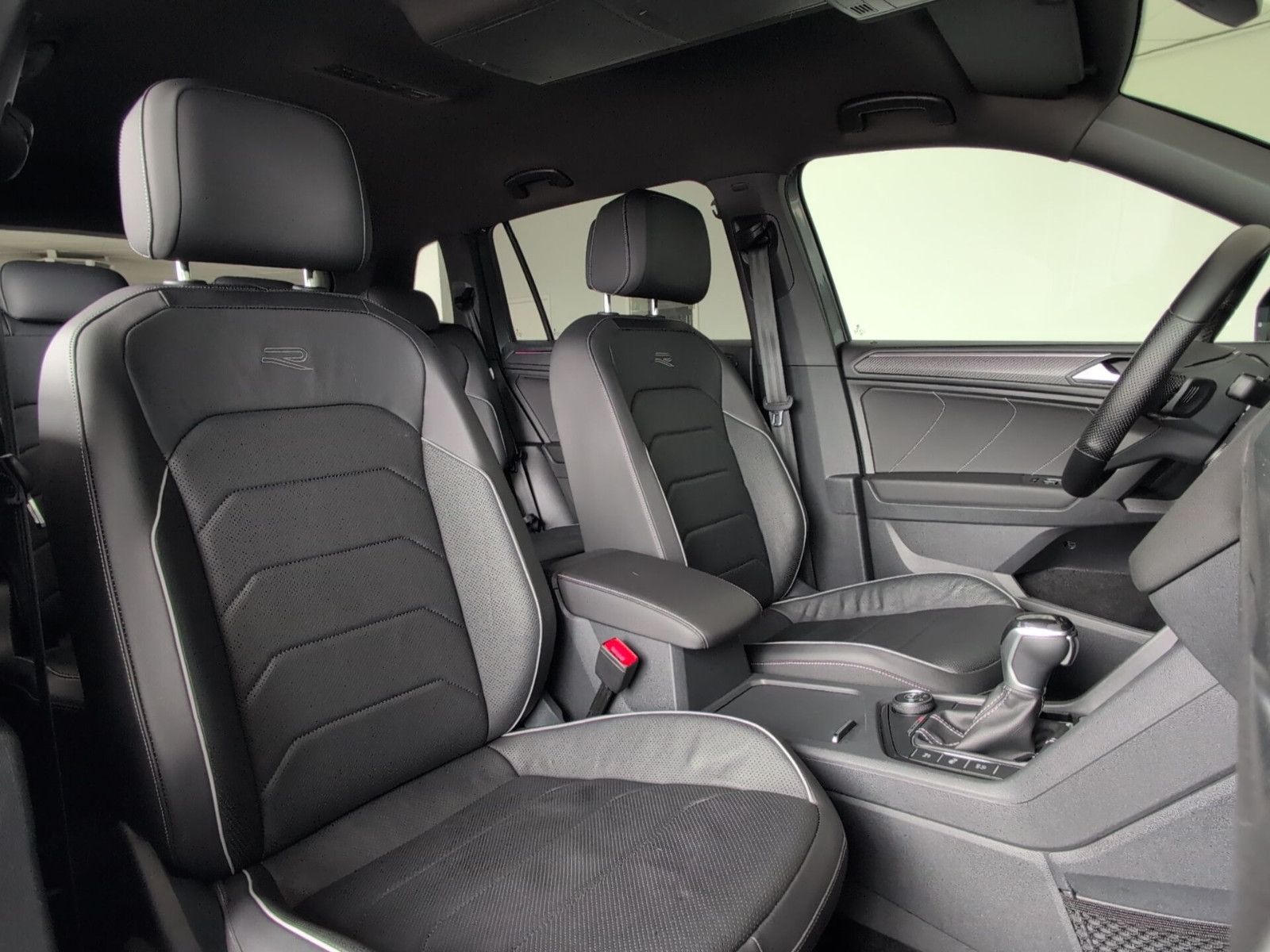 Volkswagen Tiguan Allspace R-LINE AHK-schw LEDER 20" 360°