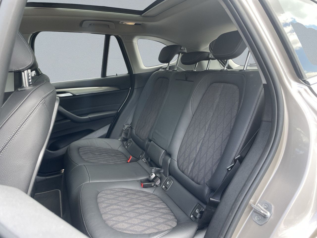 BMW X1 xDrive25e X Line - Samsaru's Car Outlet