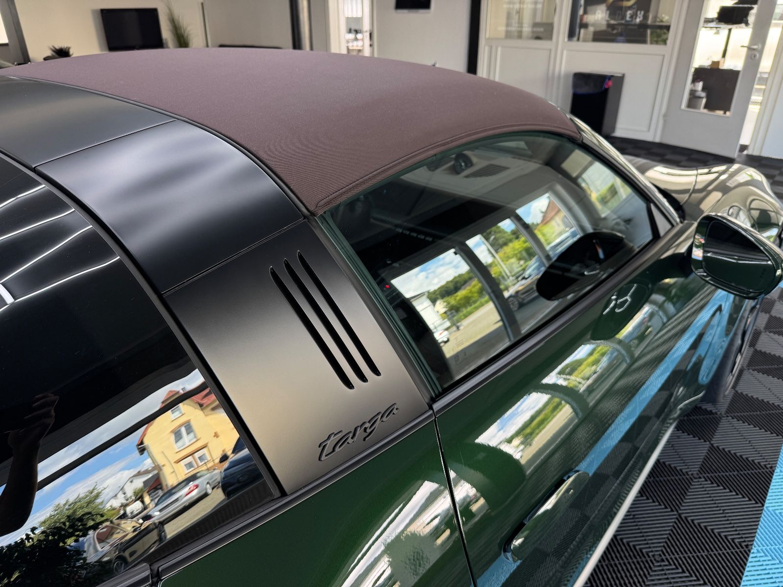 Porsche 992.2 Targa 4 GTS°BURMESTER°CARBON°GREEN/BROWN°