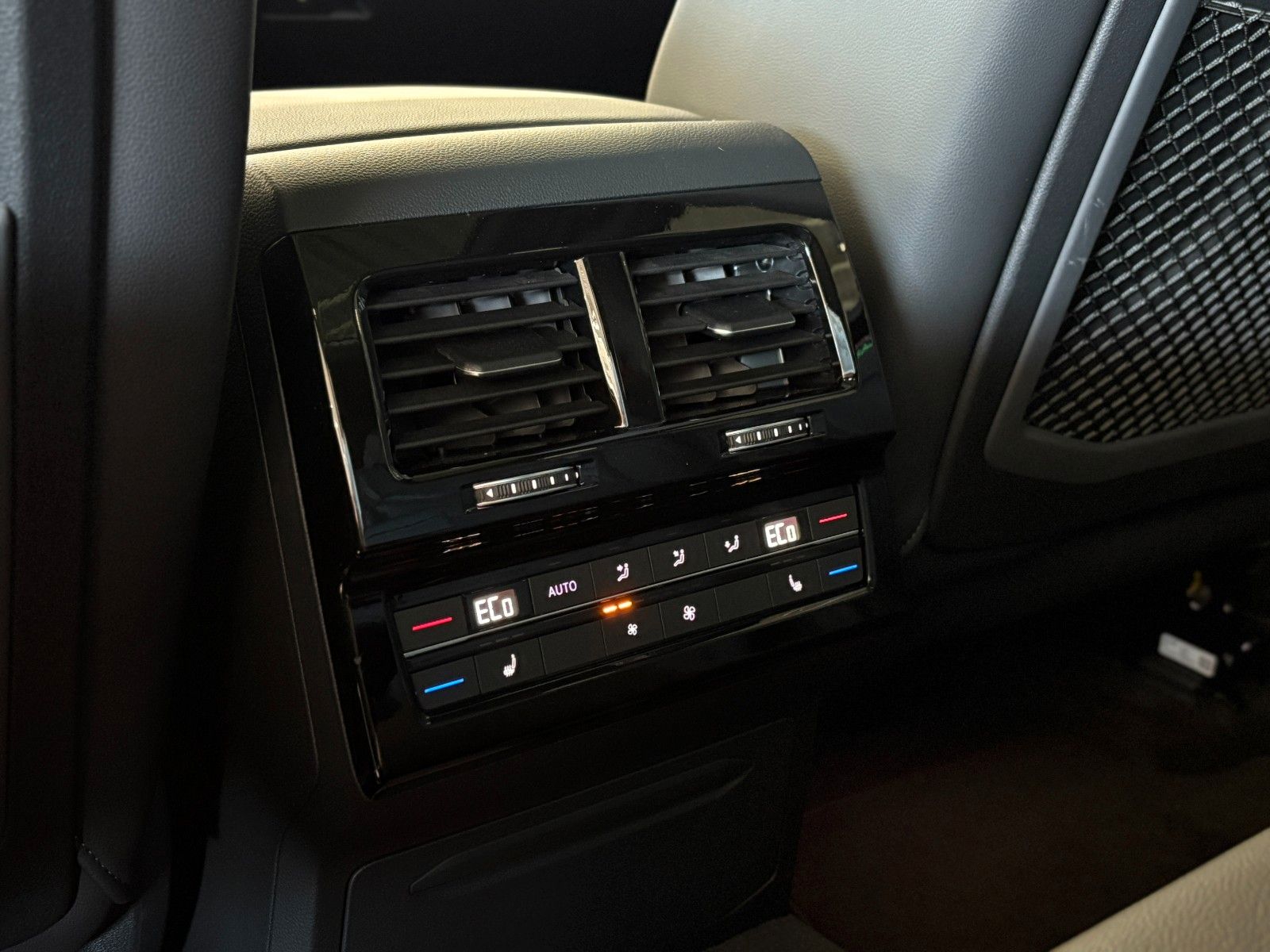 Volkswagen Touareg 3.0 TDI R-Line - Samsaru's Car Outlet