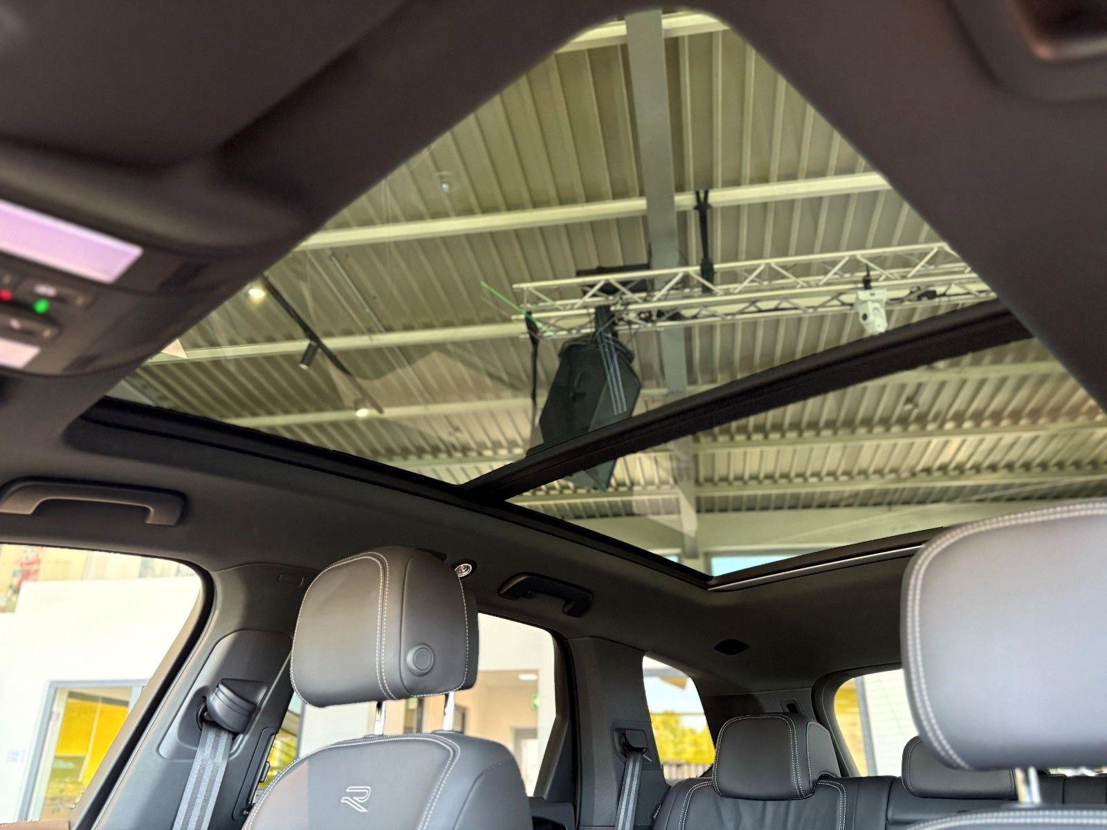 Volkswagen Touareg 3.0 TDI R-Line - Samsaru's Car Outlet