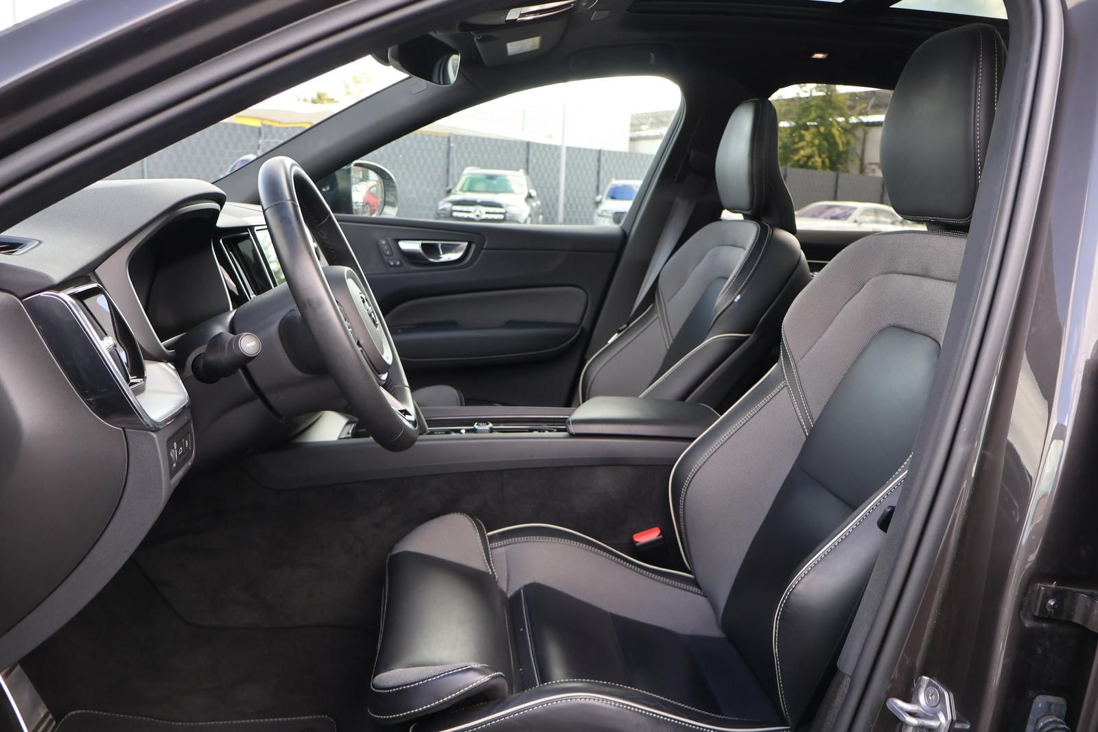 Volvo XC60  T8 AWD R Design Hybrid  Pano-AHK-FACELIFT