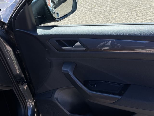 Volkswagen T-Roc 1.5 TSI DSG Sport - Samsaru's Car Outlet