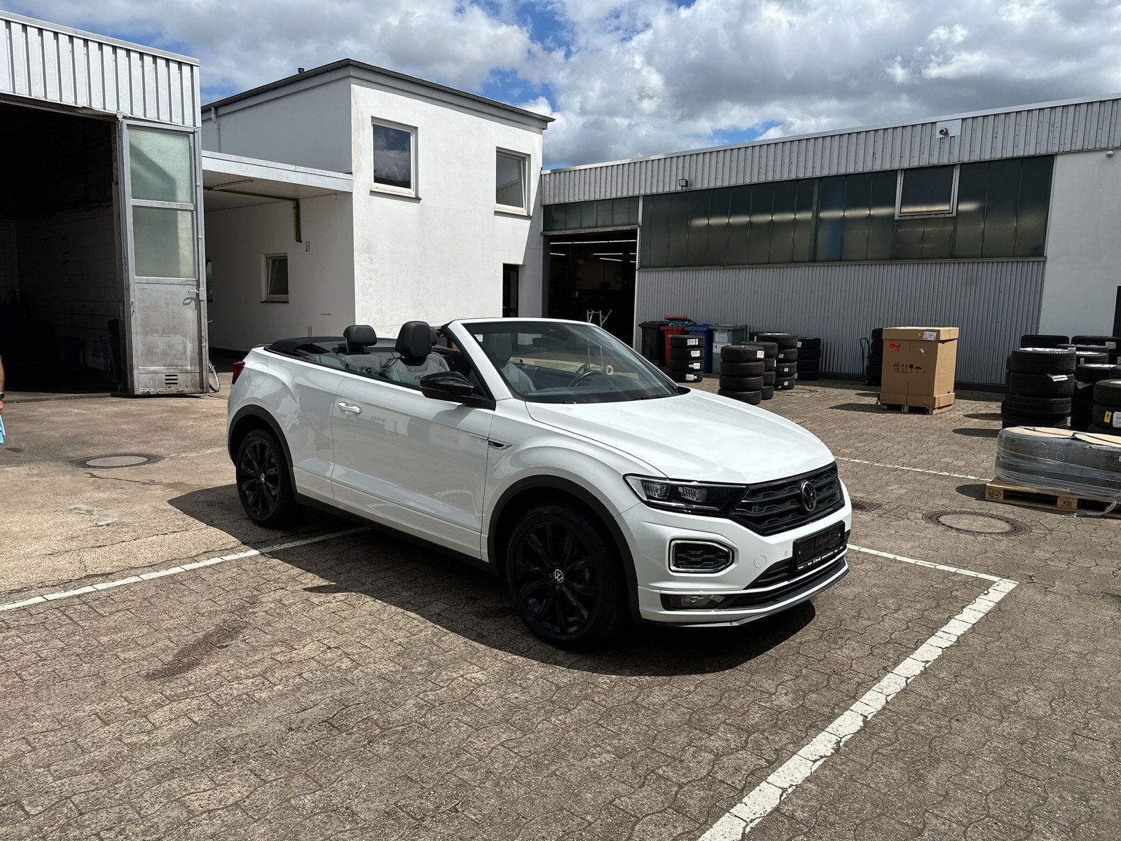 Volkswagen T-Roc R-Line - Samsaru's Car Outlet