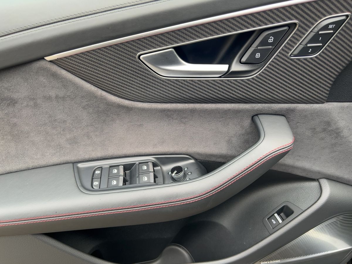 Audi RSQ8 4.0 TFSI quattro tiptronic Matrix B&O Stand