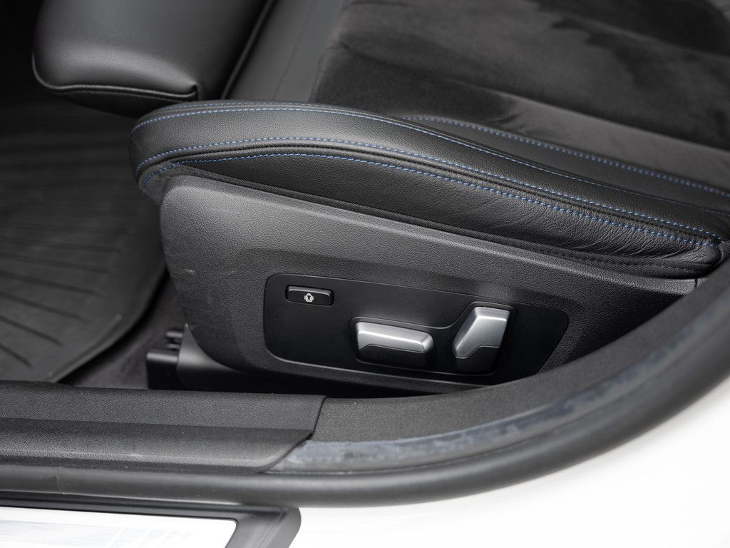 BMW 330e Touring xDrive M-Sport PANO AHK HUD LASER