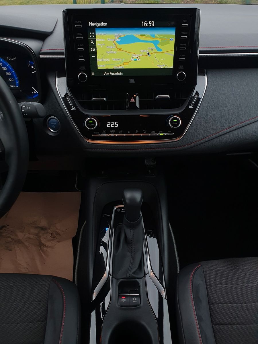 Toyota Corolla Touring Sports 2.0 Hybrid Lounge - Samsaru's Car Outlet