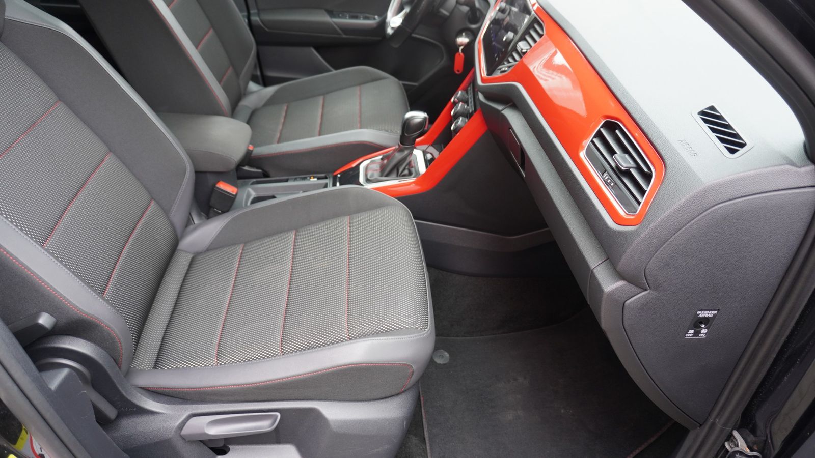 Volkswagen T-Roc 2.0 TDI R-Line - Samsaru's Car Outlet